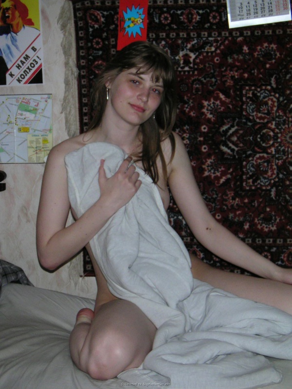 Молодая любовница прикрывает голое тело одеялом 12 фото