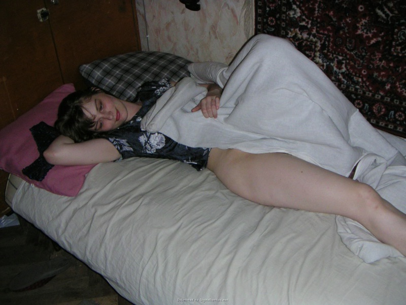 Молодая любовница прикрывает голое тело одеялом 3 фото
