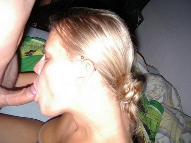 Девушки смакуют во рту хуи своих парней 25 фото
