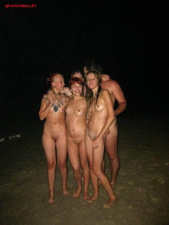 Молодые люди отдыхают голые на природе 1 фото