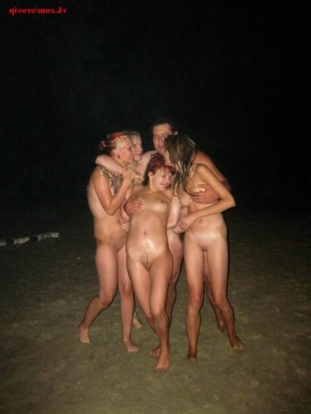 Молодые люди отдыхают голые на природе 18 фото
