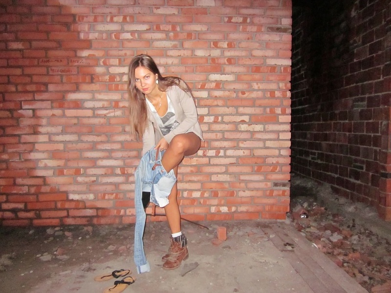 Длинноногая девушка снимает трусики в заброшенном доме 4 фото