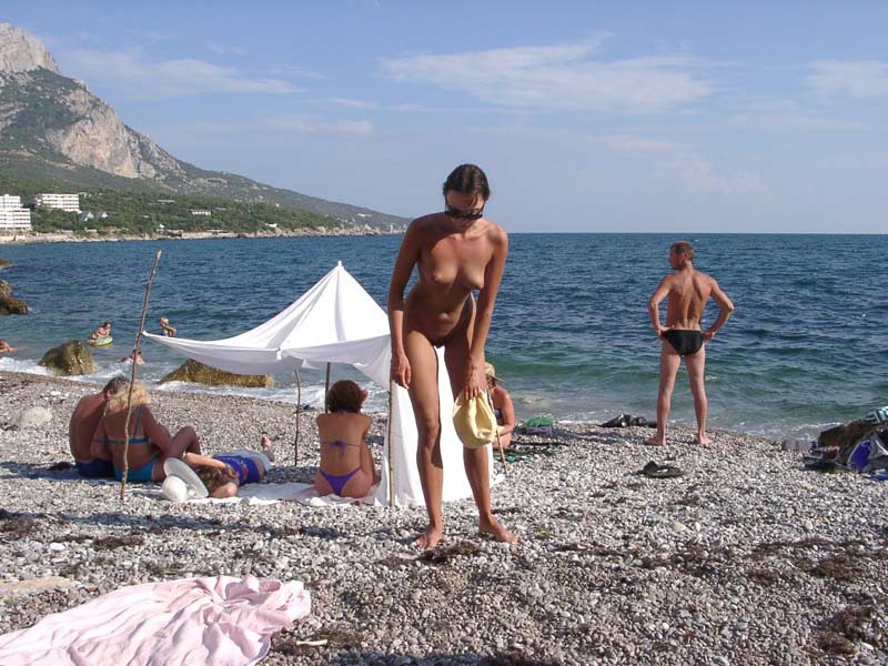 Худая туристка с интимной стрижкой загорает на нудистском пляже 10 фото