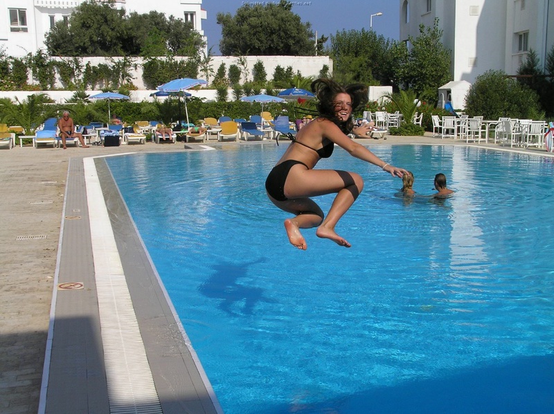 Длинноногая деваха в купальнике купается в бассейне и океане 5 фото