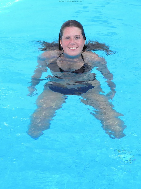 Длинноногая деваха в купальнике купается в бассейне и океане 6 фото