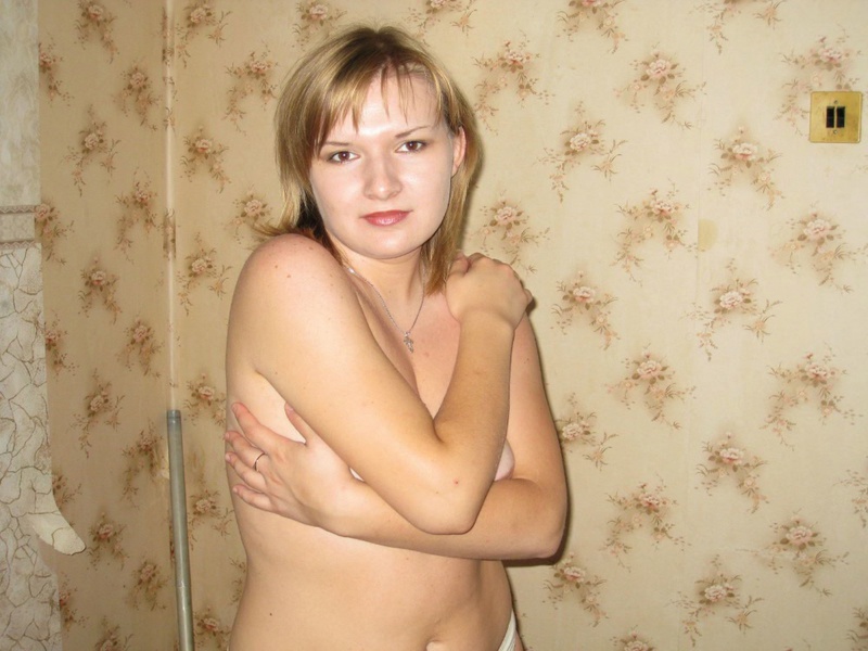 Женщина принимает душ и позирует в первый раз на камеру 4 фото