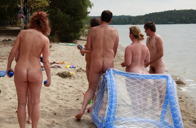 Голые молодые нудисты развлекаются на пляже летом 15 фото