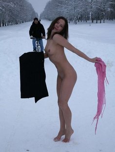 Сибирячка раздевается зимой на оживленной улице