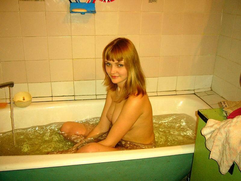 Обнаженная чика принимает ванну себе в кайф 3 фото