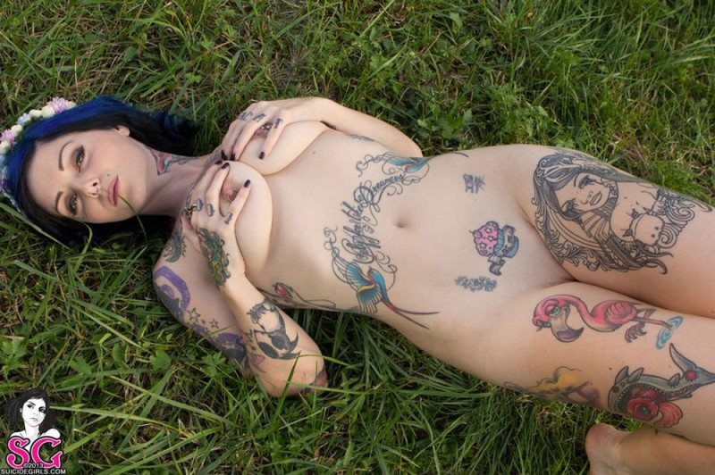 Татуированная  красотка позирует голышом перед камерой на природе 21 фото