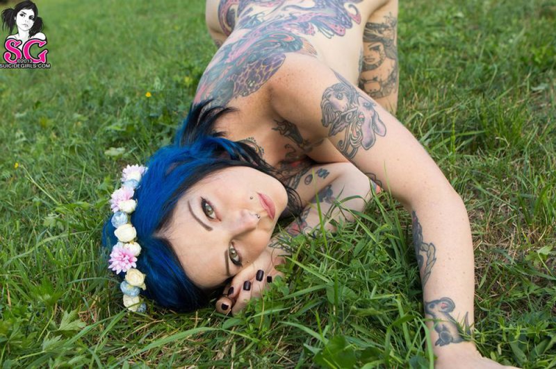 Татуированная  красотка позирует голышом перед камерой на природе 32 фото